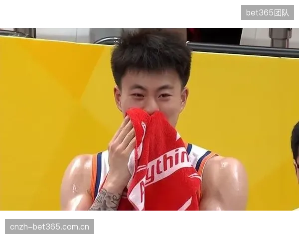 张镇麟利用全场领防消耗，古德温精准预判完成对布朗的夹击。